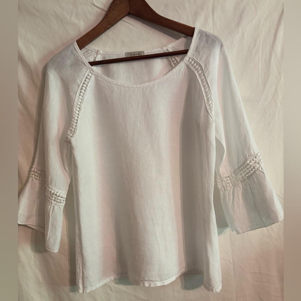 Bellambra White linen scoop neck top 3/4 sleeves with crochet like details.